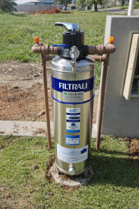 Filtro Filtrali em inox instalado em área externa residencial