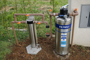 Sistema Filtrali de filtragem de água com pré-filtro instalado em área externa residencial